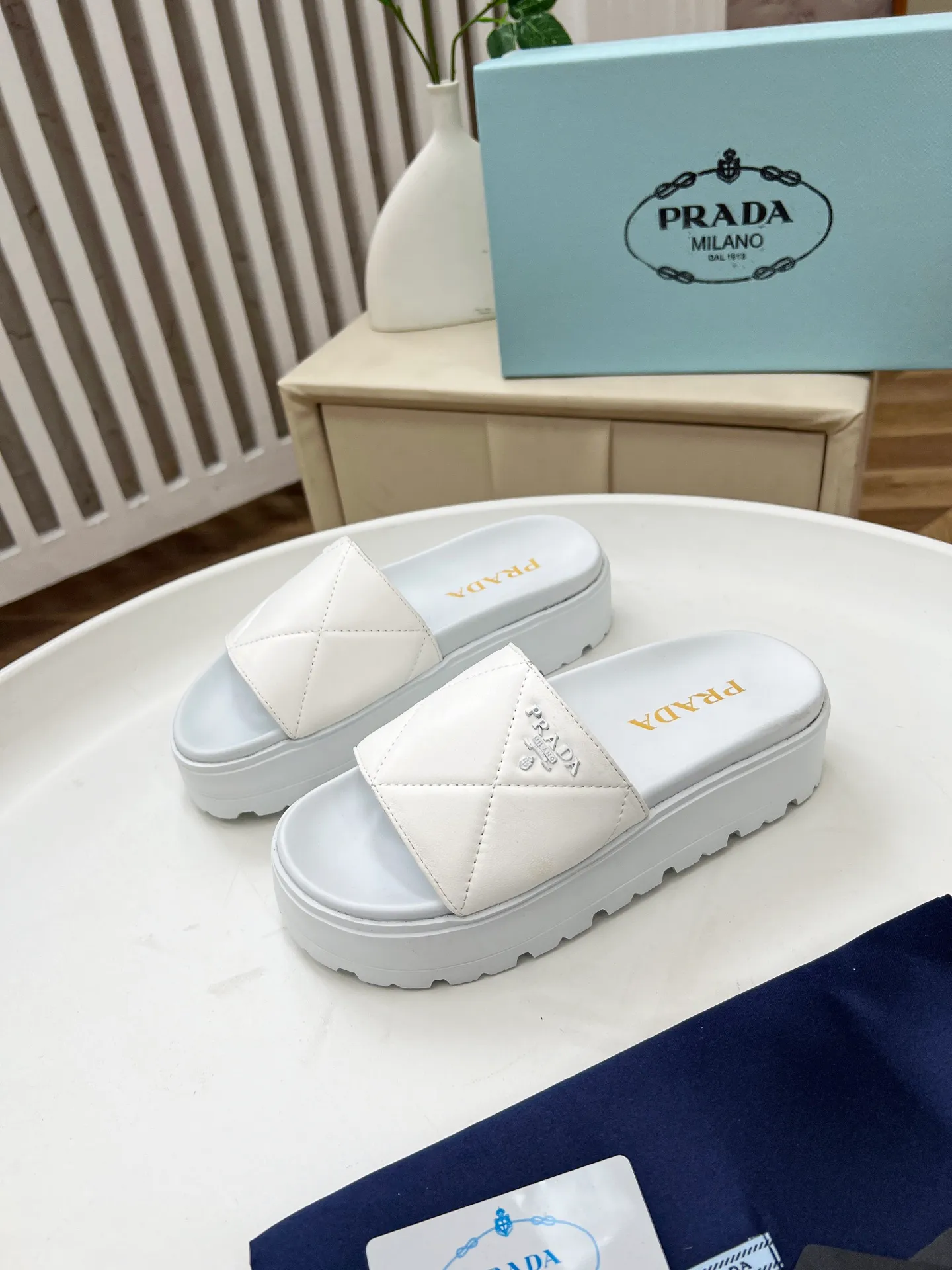 👟👟Ex-factory price 440👟👟 Prada/Prada 25ss summer new couple's beach thick-soled Birkenstock sandals. This shoe style is really a classic design that will not go out of style and is in line with everyone's current pursuit of comfortable and healthy wearing concepts. It is regarded by many domestic and foreign celebrities and fashionistas as an important choice for daily slippers. ✔Upper: imported super soft sheepskin ✔Inner lining: imported sheepskin ✔Hardware: Original molded split hardware ✔Outsole: Ultra-light, wear-resistant and non-slip foam sole ✔Number of yards: 35~40 (custom-made 40 pieces are non-refundable)